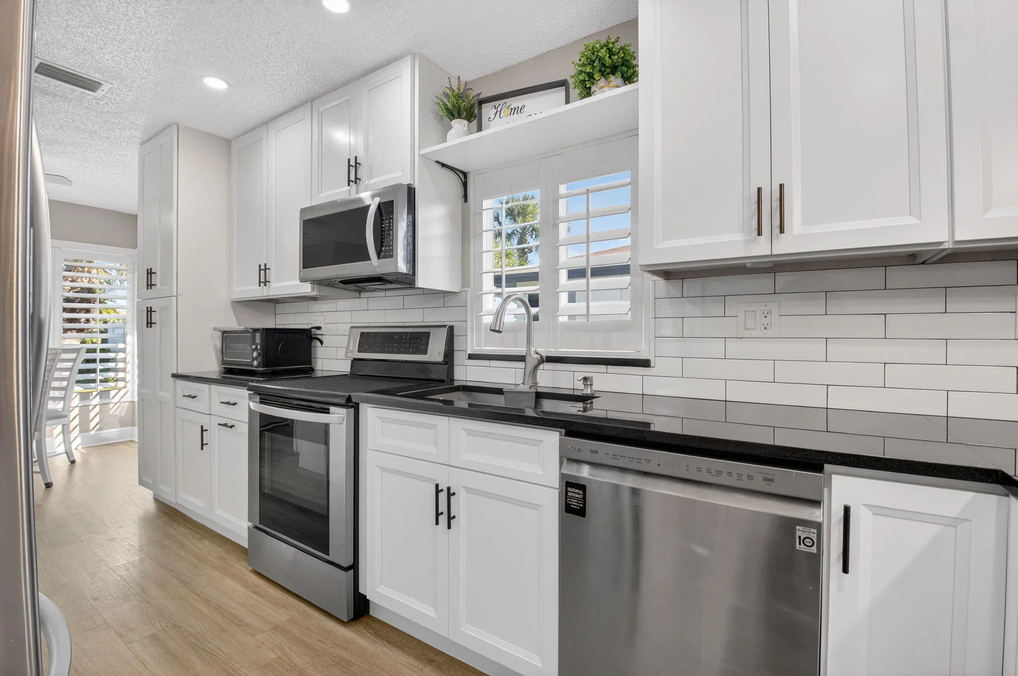 FULLY EQUIPED KITCHEN