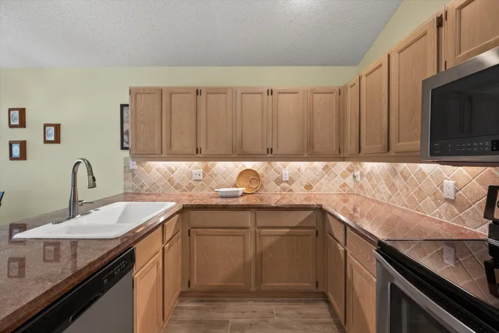 Chef's kitchen w/granite counters
