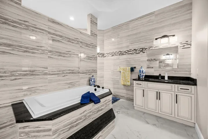 Master bathroom.3