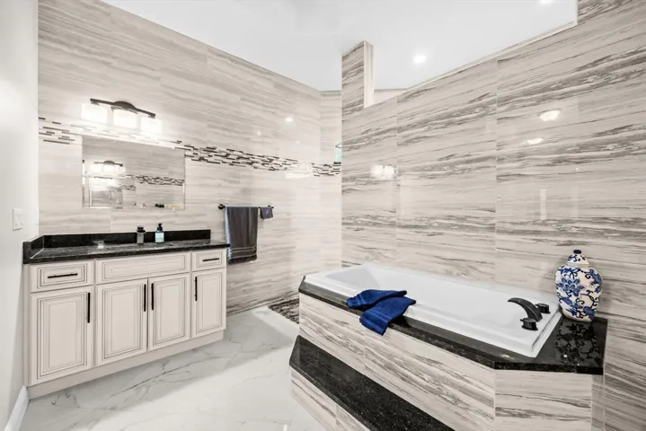 Master bathroom.2