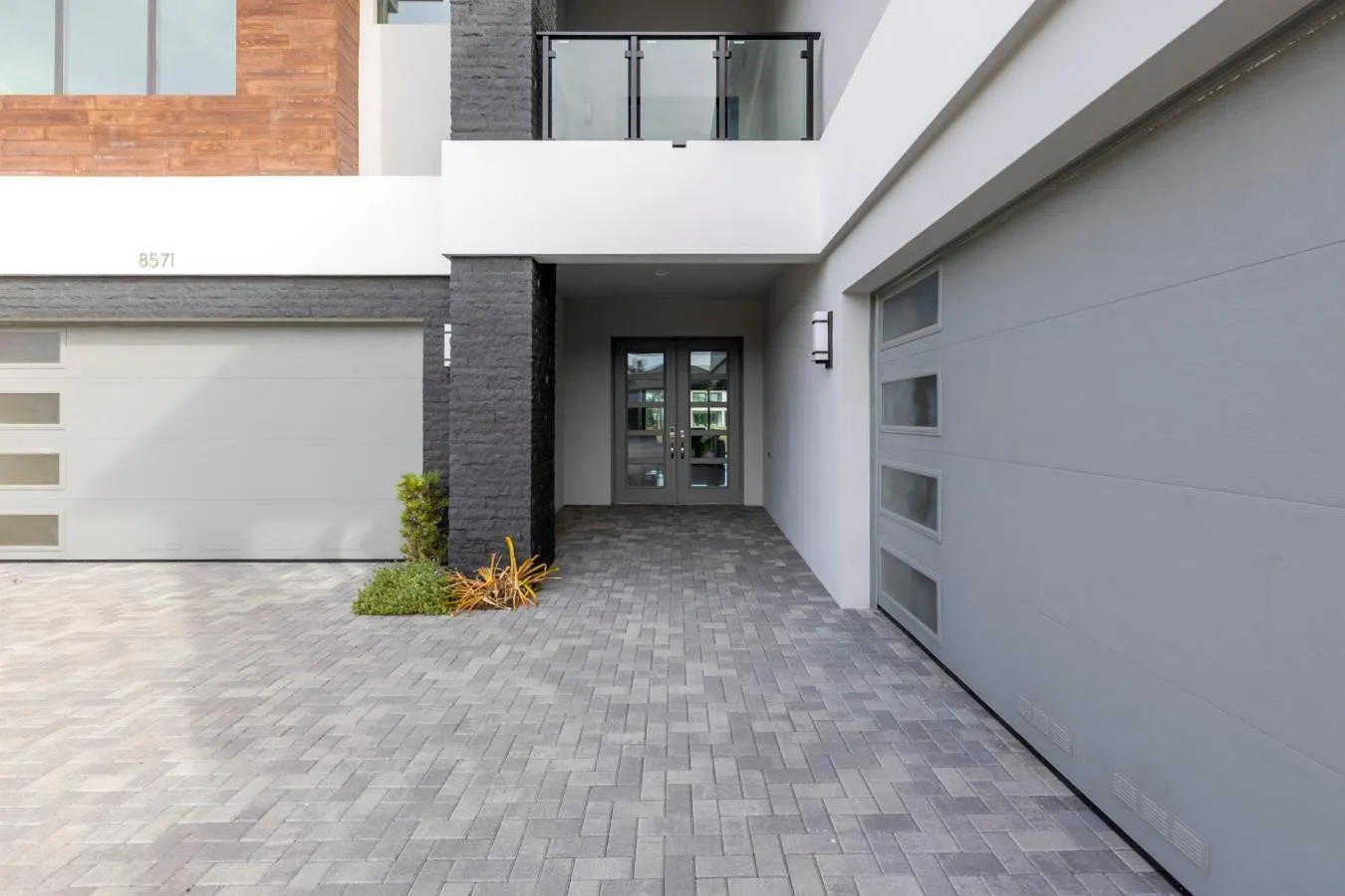 Entry 01 - 4 CARS GARAGE