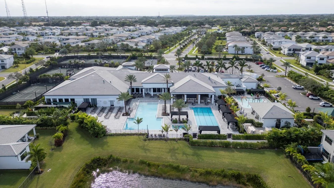 CLUBHOUSE POOL 02