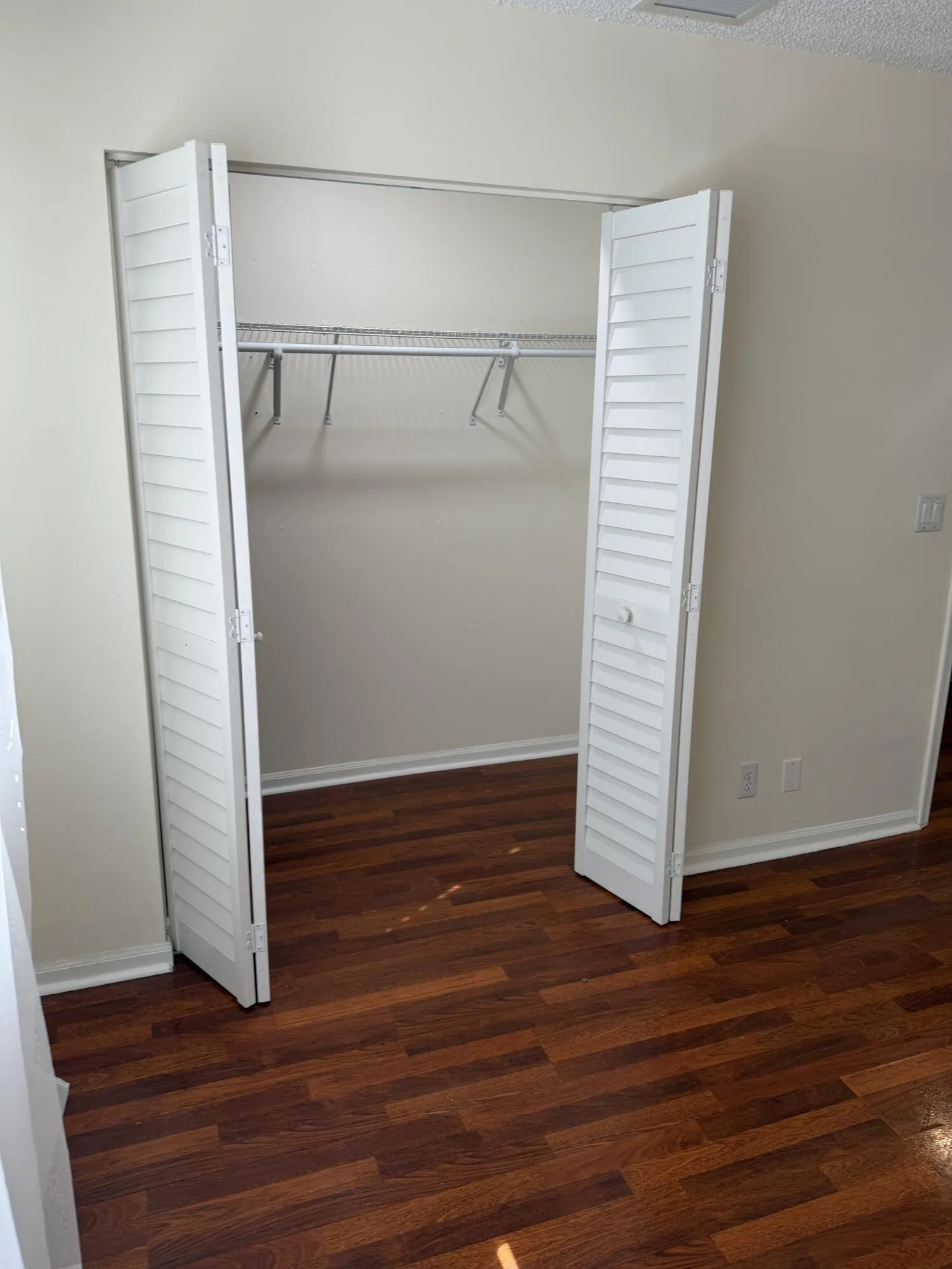 front of house bedroom walkin closet
