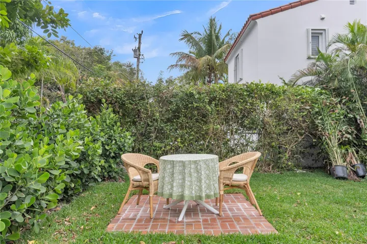 Bistro-Styled Garden Patio