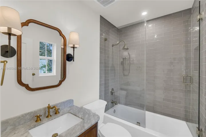 Front En-Suite Bathroom