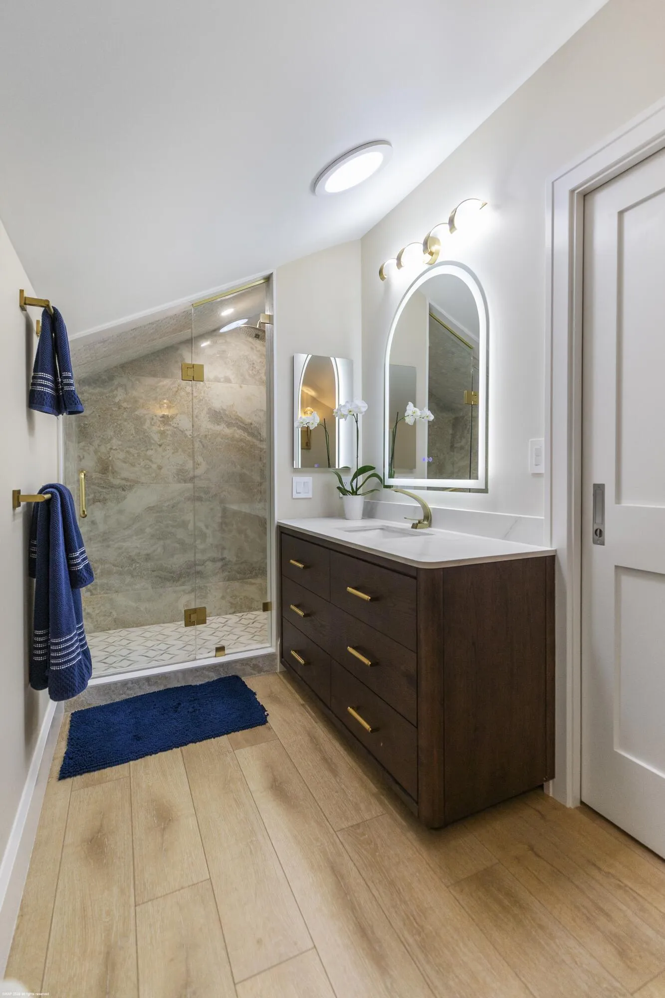 Manager's Apartment Full Bathroom