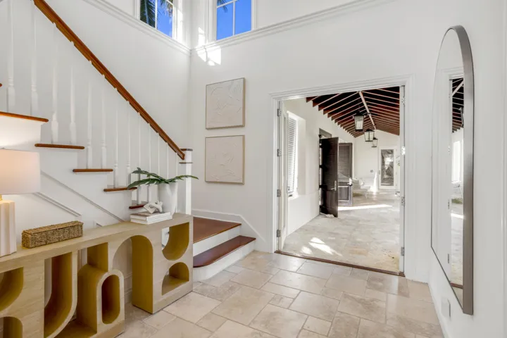 mls_FOYER_ANGLE_EB
