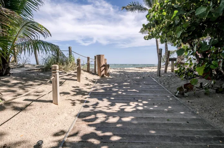 WalkwayToBeach