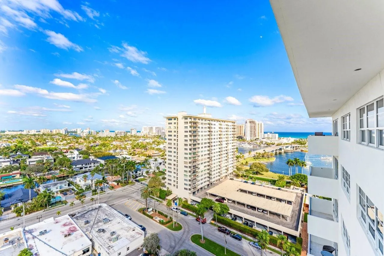 Views of the ocean, intracoastal and Las Olas Blvd from you balcony