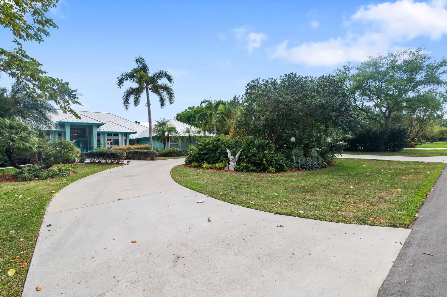 8862 Estate Dr-large-037-038-DSC7920-150