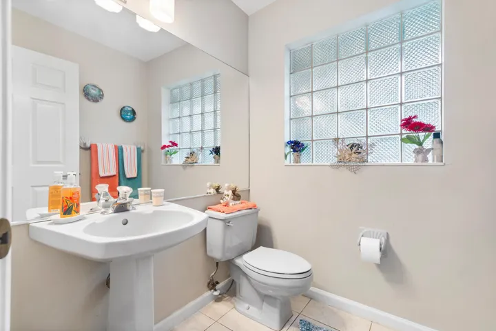 Guest bathroom.