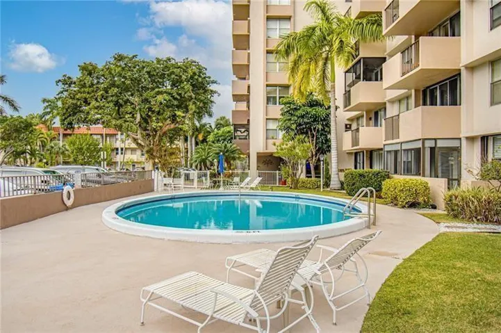 RP BLDG HAS ITS OWN POOL & YOU CAN ALSO USE LARGE COMMUNITY POOL
