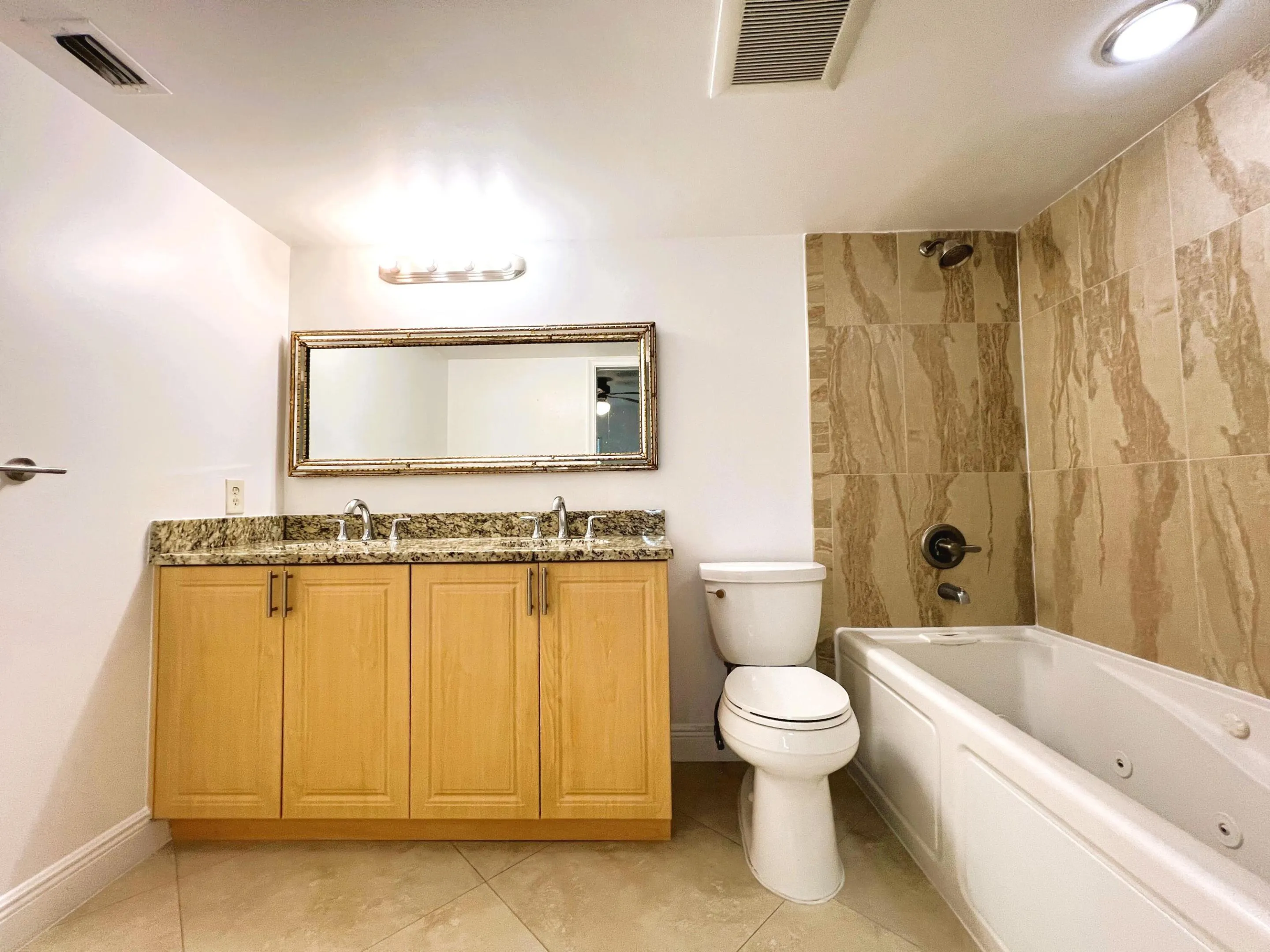 Main Bathroom with Jet Tub