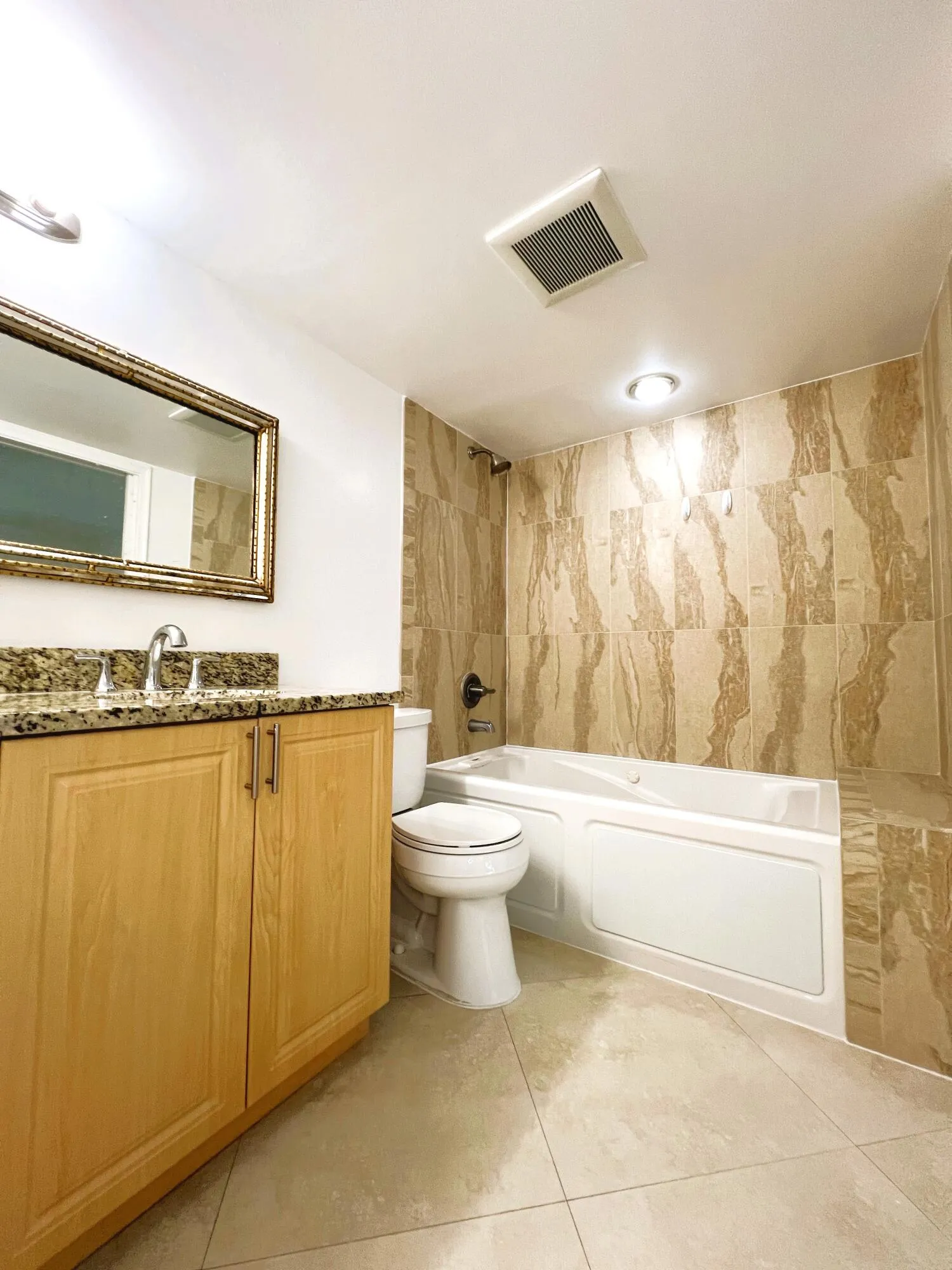 Main Bathroom with Jet Tub