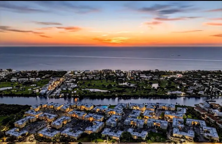 MINUTES TO TROPICAL BEACHES