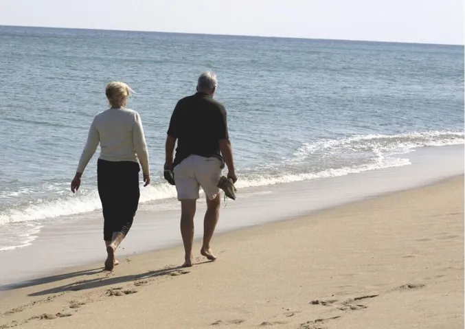 COUPLE ON BEACH [Desktop Resolution]