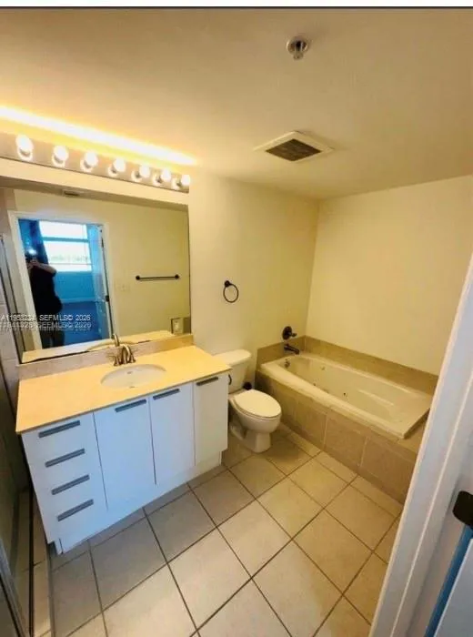 MASTER BATHROOM JACUZZI TUB