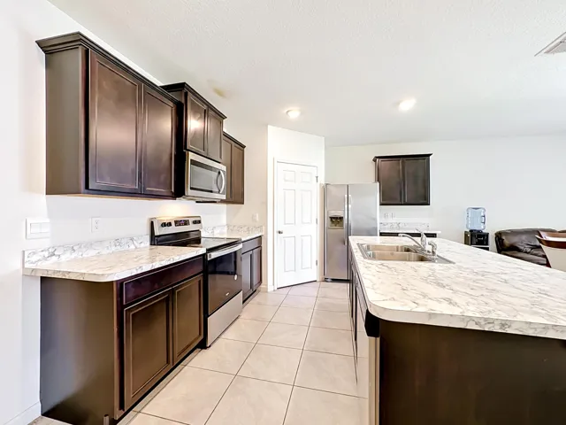 525 SW Twig Avenue-18