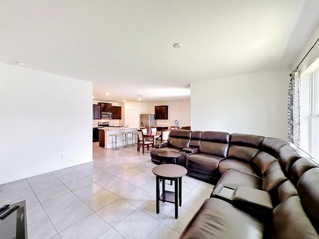 525 SW Twig Avenue-28