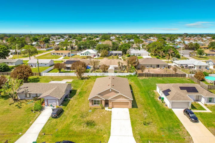 525 SW Twig Avenue-2