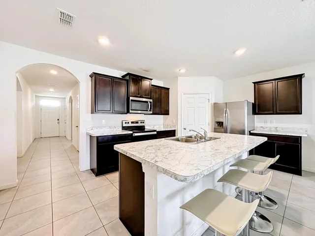 525 SW Twig Avenue-19