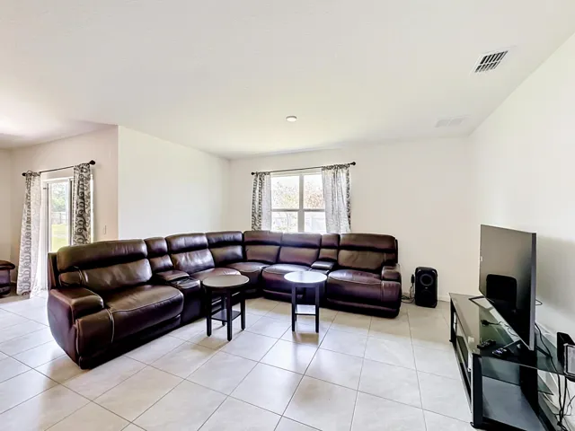 525 SW Twig Avenue-27