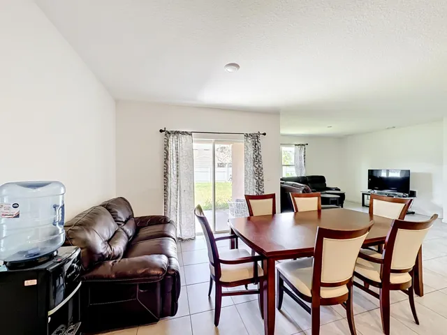 525 SW Twig Avenue-22