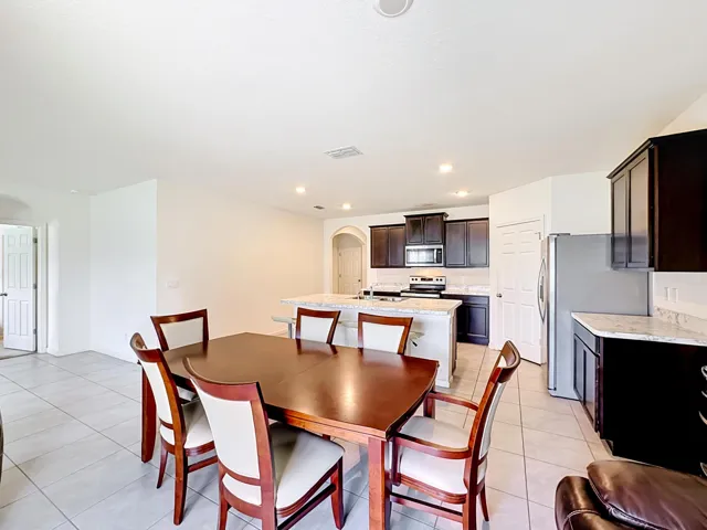 525 SW Twig Avenue-25