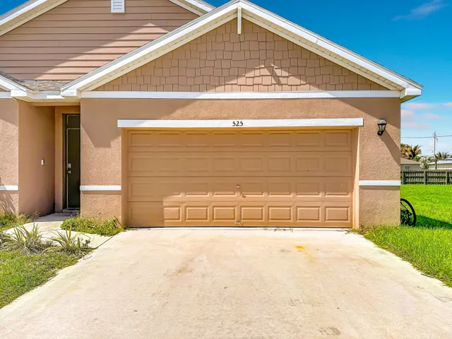 525 SW Twig Avenue-10