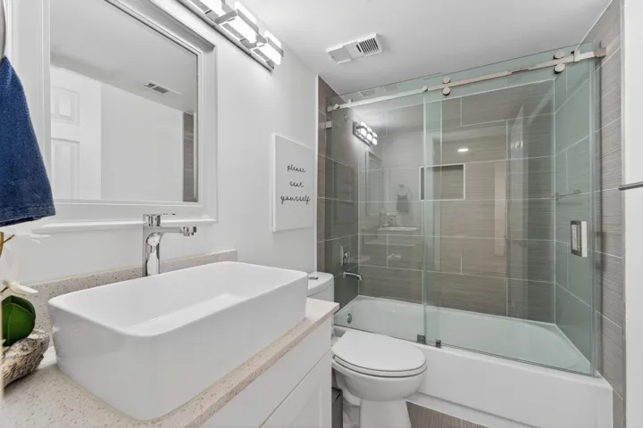 Second bathroom with tub