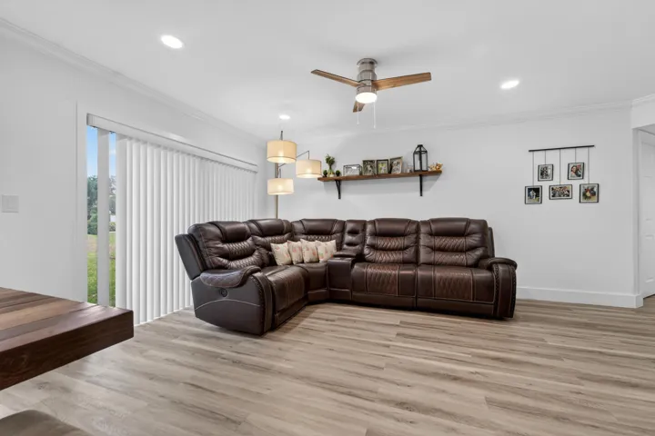 Living room area with ceiling fan