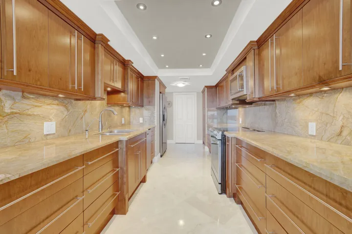 EAT-IN GOURMET KITCHEN