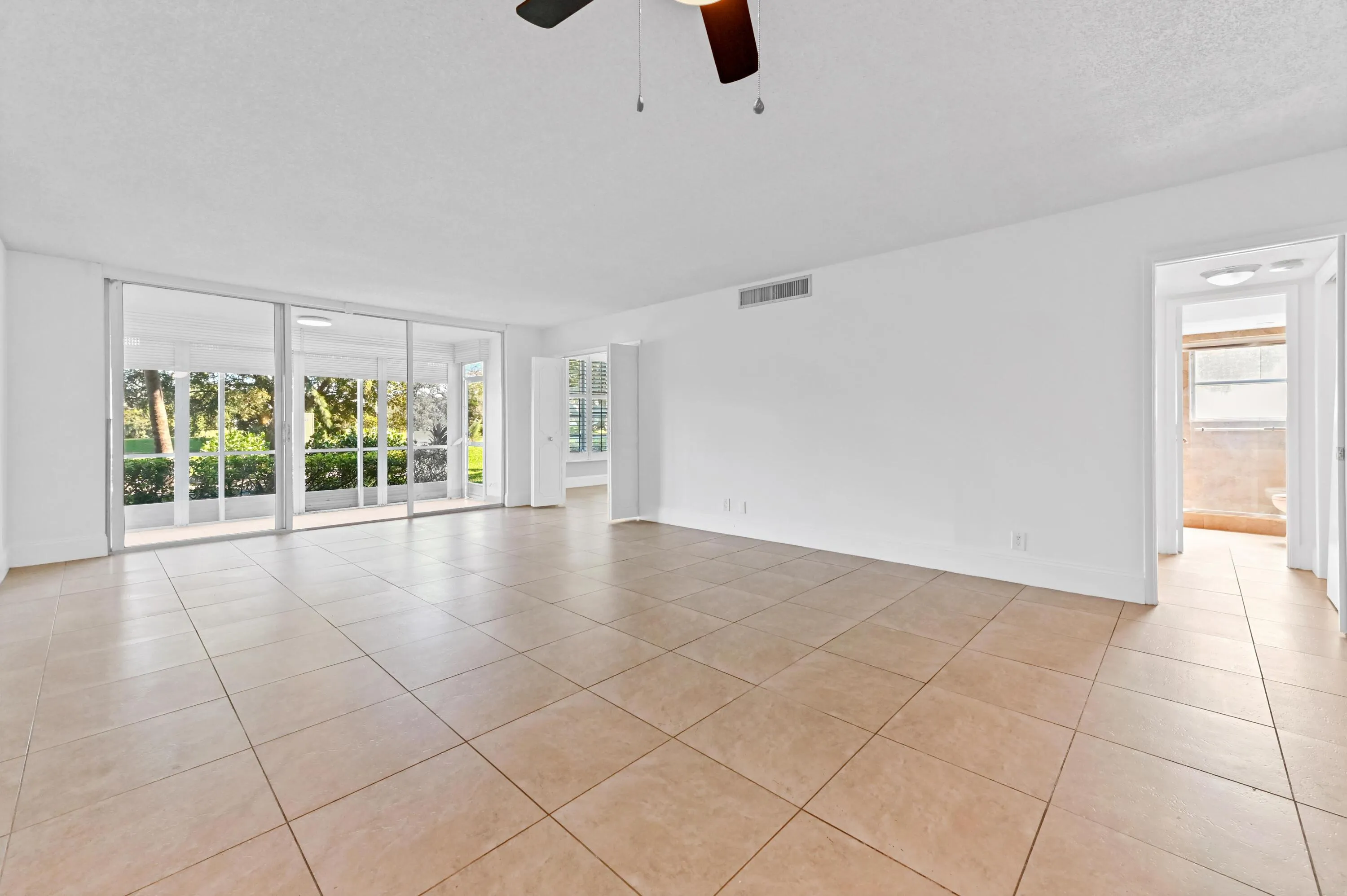 15 Livingroom 06