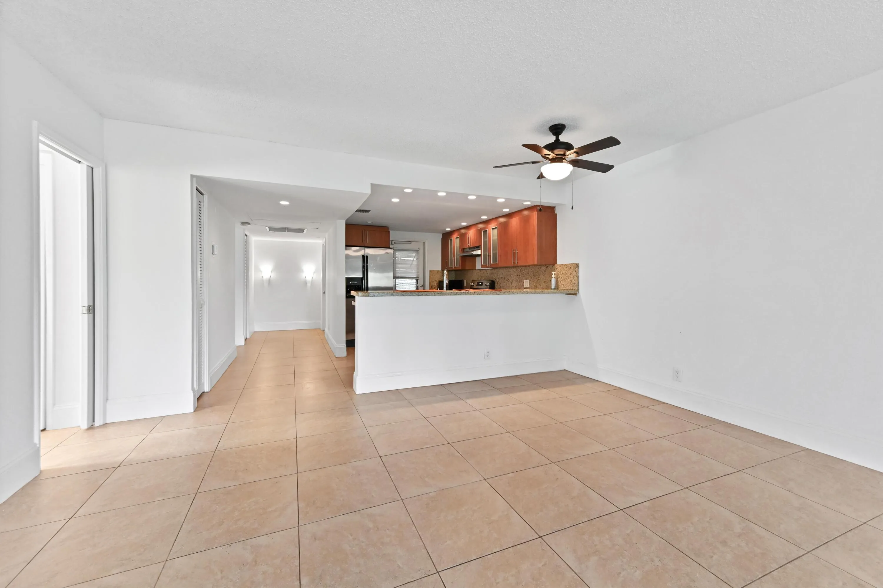 13 Livingroom 04