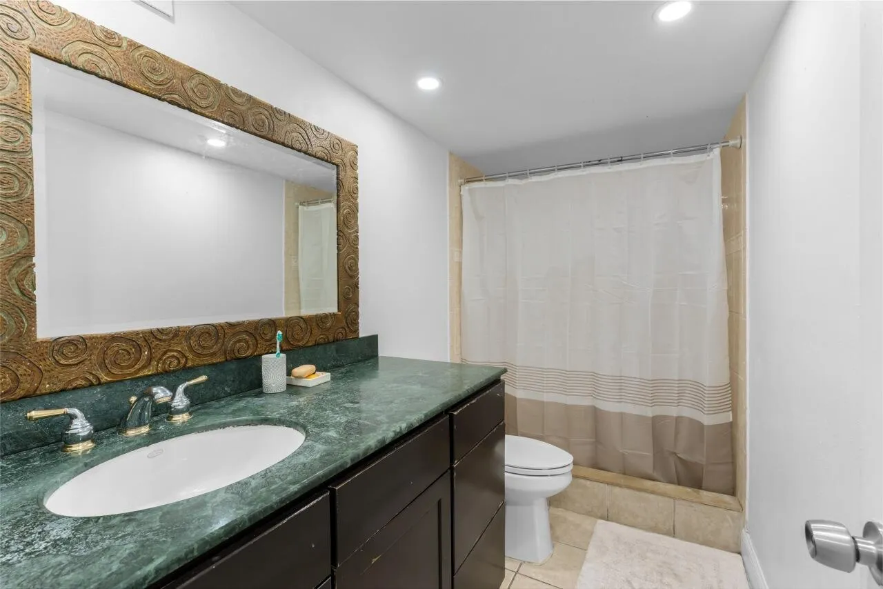6301-N-Falls-Cir-Dr-Apt-307-HigMedia-026