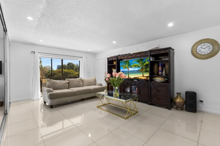 6301-N-Falls-Cir-Dr-Apt-307-HigMedia-011