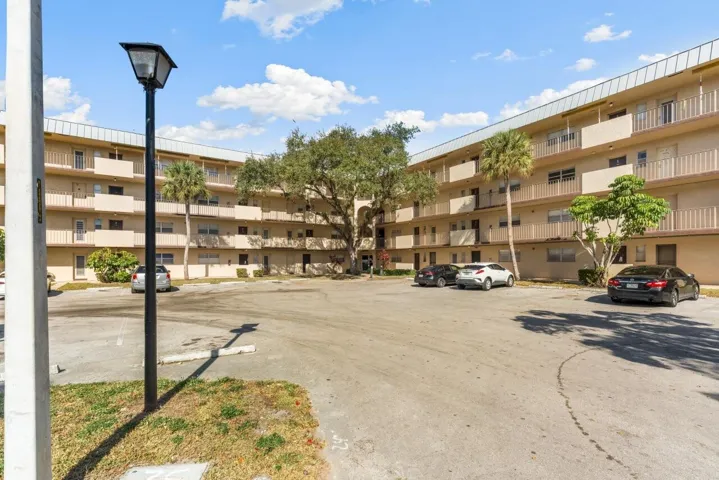 6301-N-Falls-Cir-Dr-Apt-307-HigMedia-002