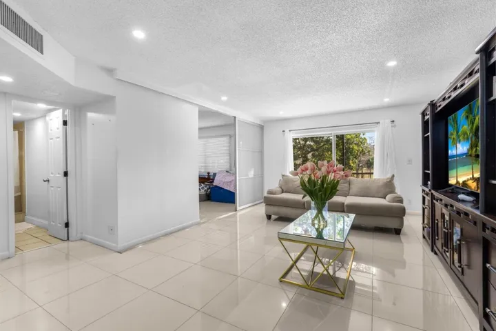 6301-N-Falls-Cir-Dr-Apt-307-HigMedia-010