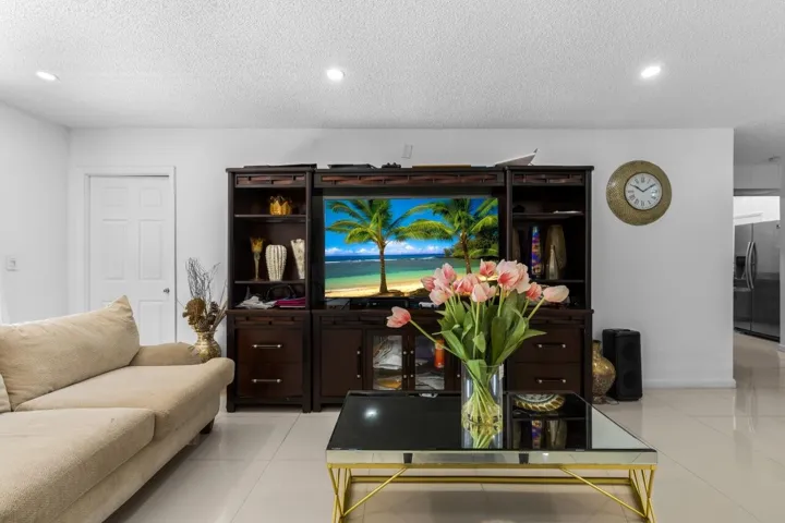6301-N-Falls-Cir-Dr-Apt-307-HigMedia-007
