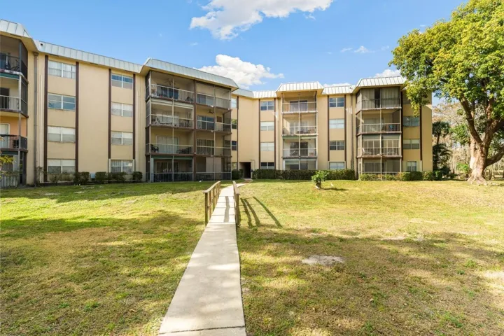 6301-N-Falls-Cir-Dr-Apt-307-HigMedia-030