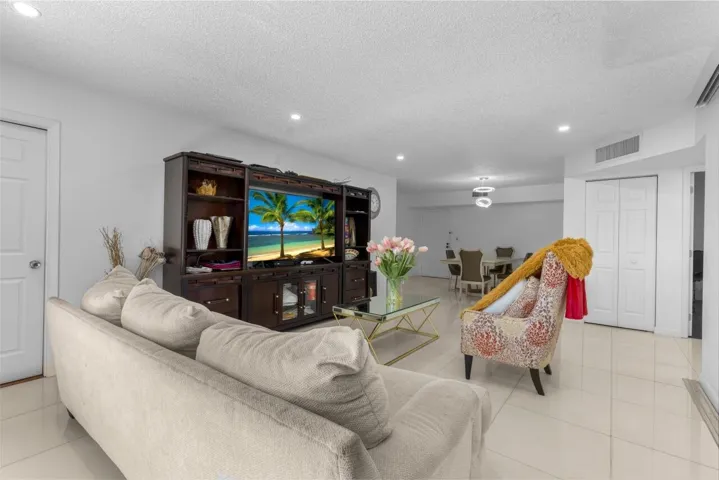 6301-N-Falls-Cir-Dr-Apt-307-HigMedia-008