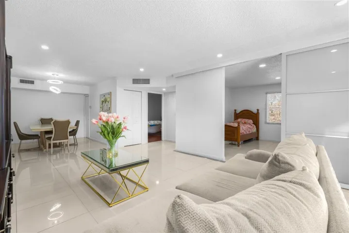 6301-N-Falls-Cir-Dr-Apt-307-HigMedia-009