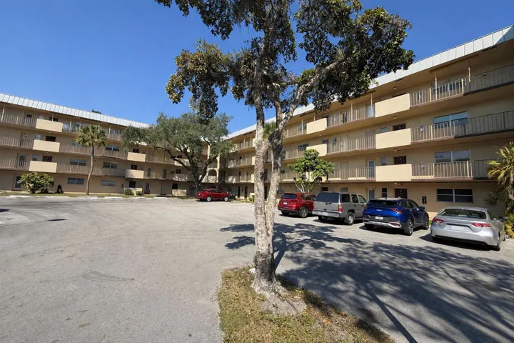 6301-N-Falls-Cir-Dr-Apt-307-HigMedia-001