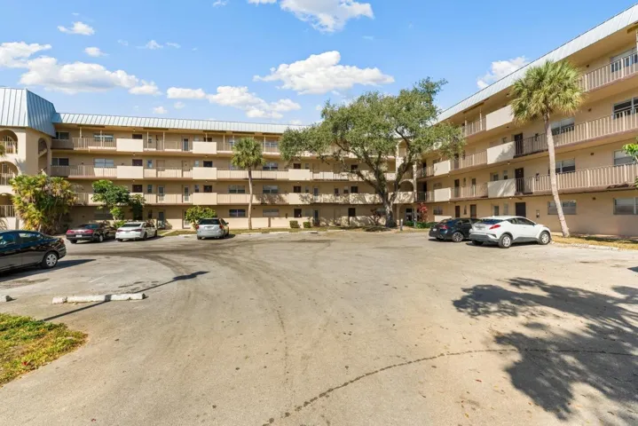6301-N-Falls-Cir-Dr-Apt-307-HigMedia-003