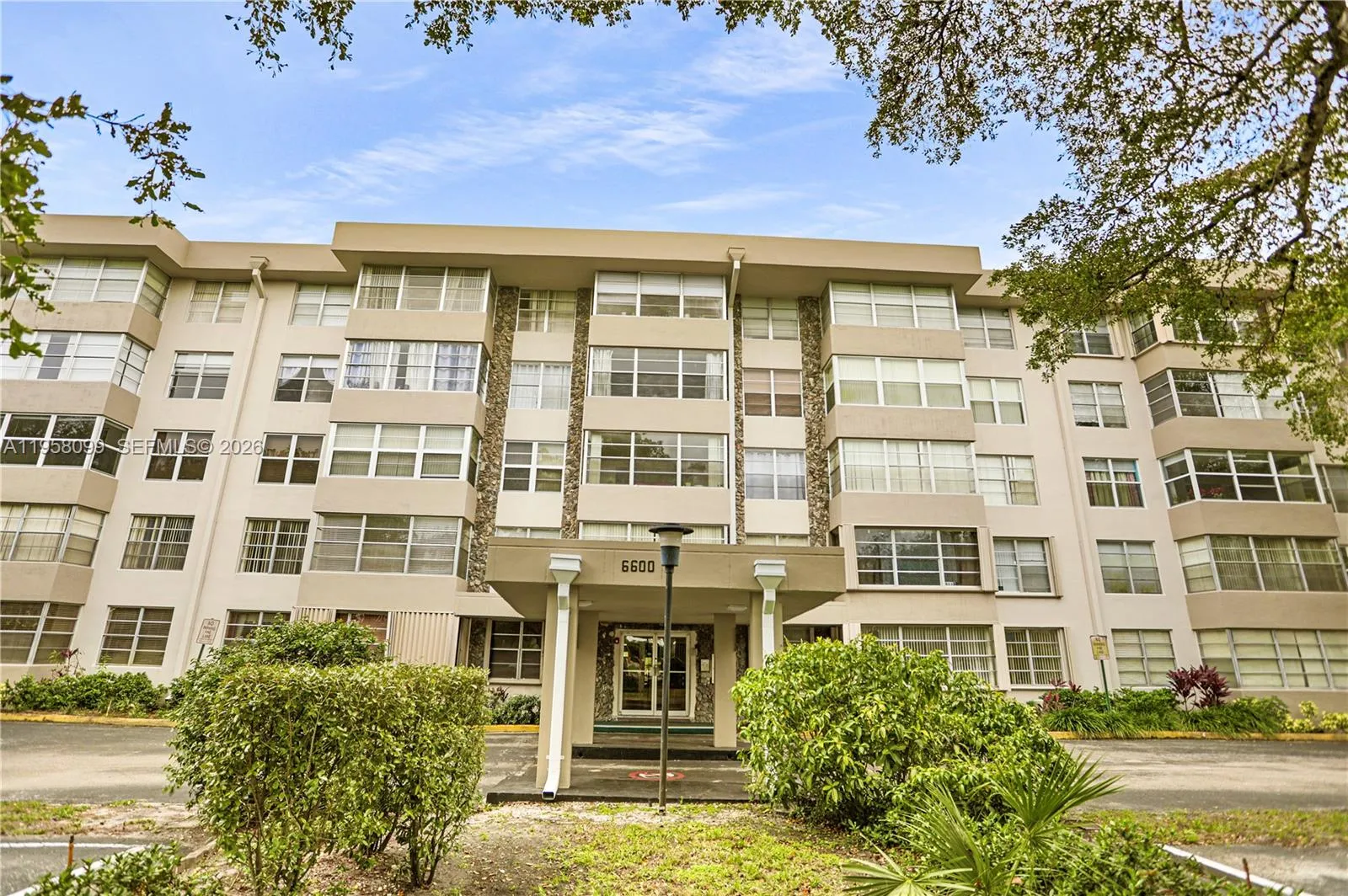 Just Listed for Sale Stunning unit in the heart of Plantation by Andrea Guzman