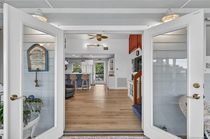 Open floor plan, vaulted ceilings