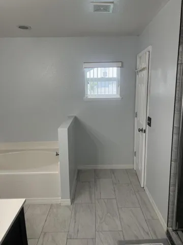 Master bath w/ door to toilet