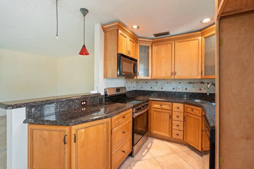 Kitchen L.jpg-SMALL