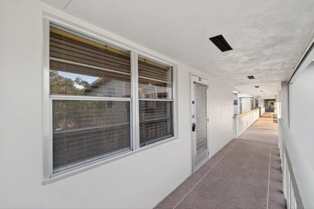 Front Entry R.jpg-SMALL