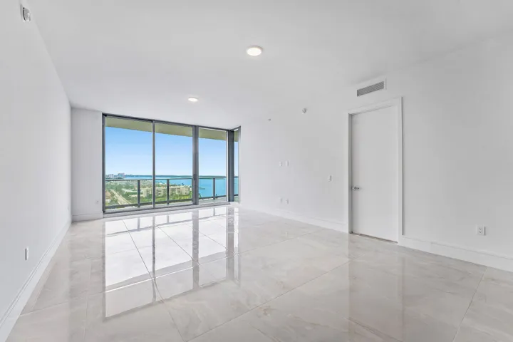 Open Concept w Water View